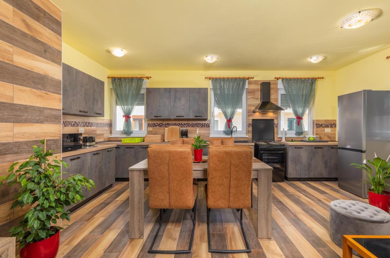 Apartmani Monte Pula Luaran gambar