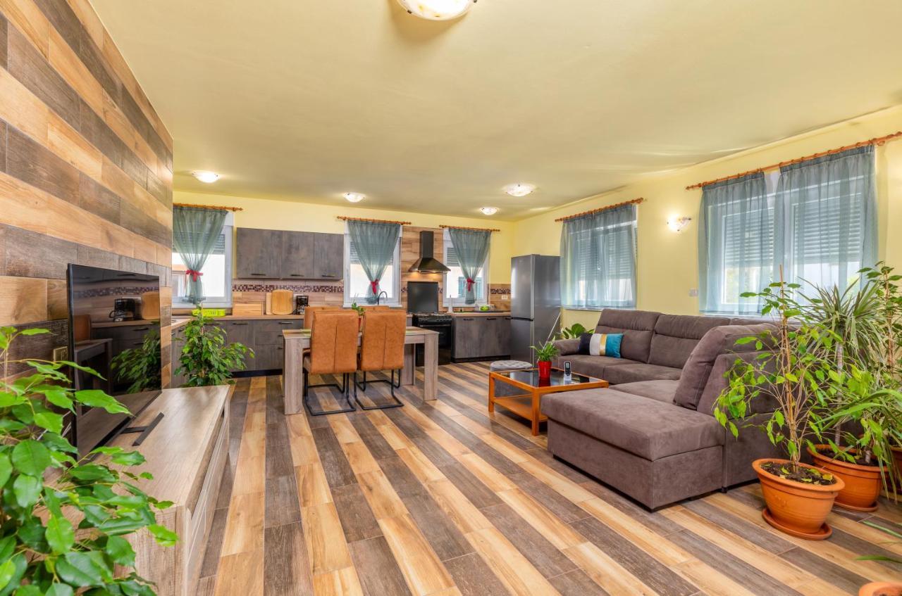 Apartmani Monte Pula Luaran gambar