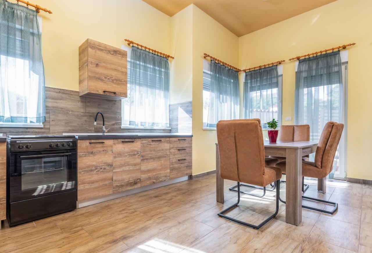 Apartmani Monte Pula Luaran gambar