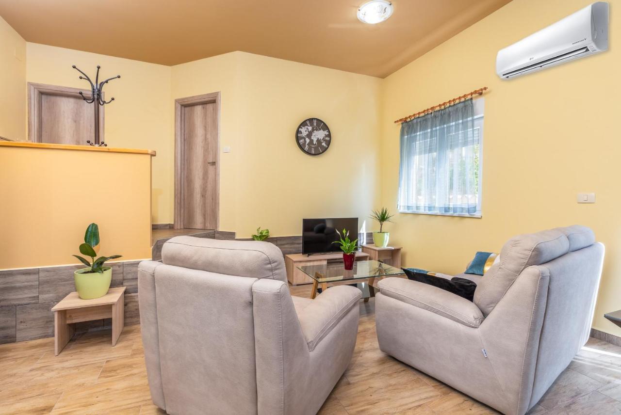 Apartmani Monte Pula Luaran gambar