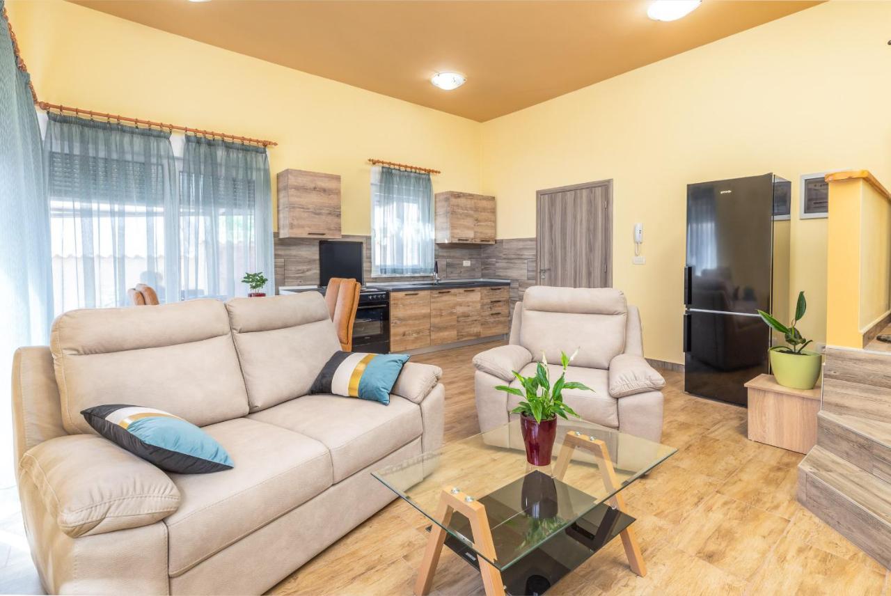 Apartmani Monte Pula Luaran gambar