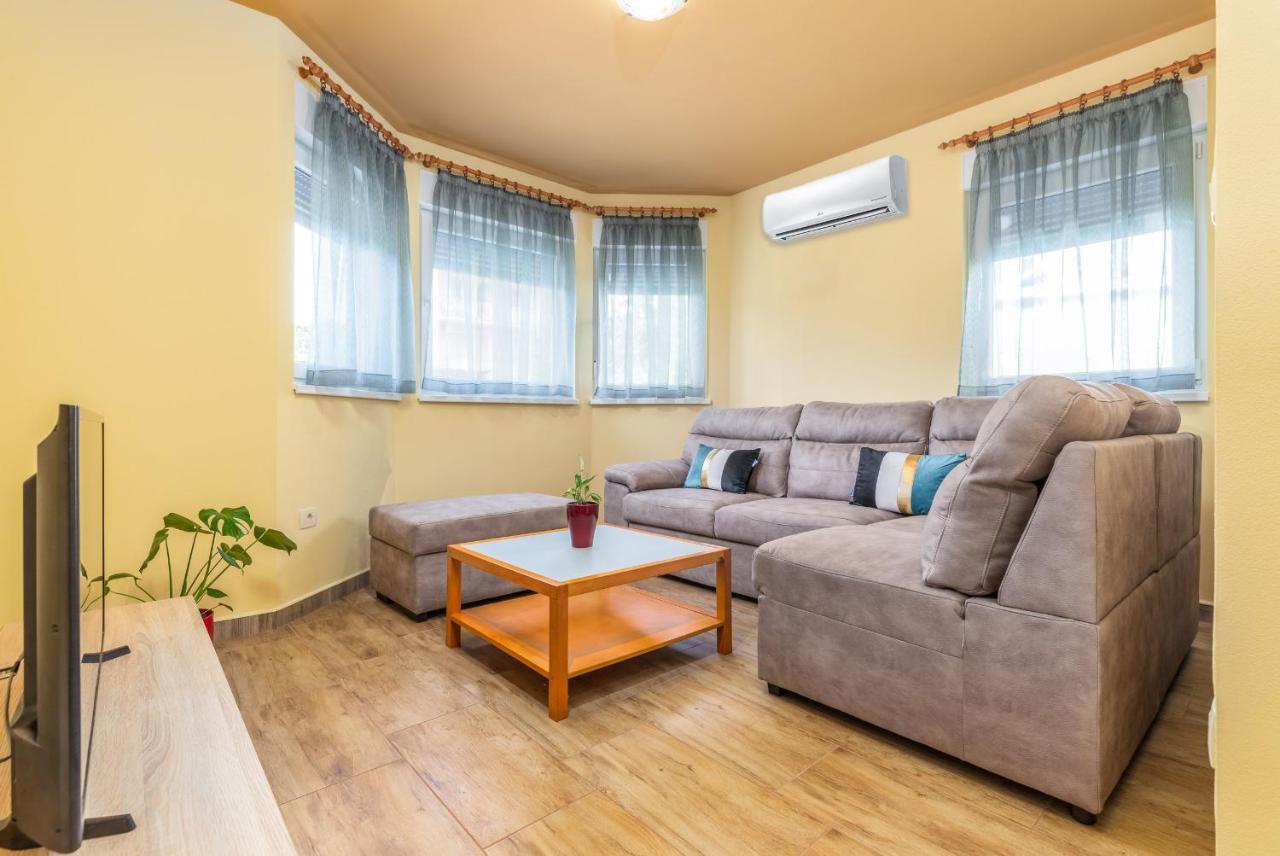 Apartmani Monte Pula Luaran gambar
