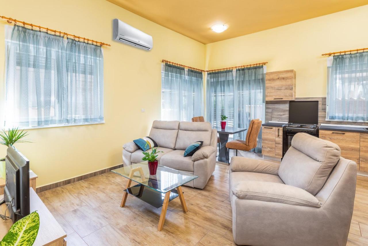 Apartmani Monte Pula Luaran gambar